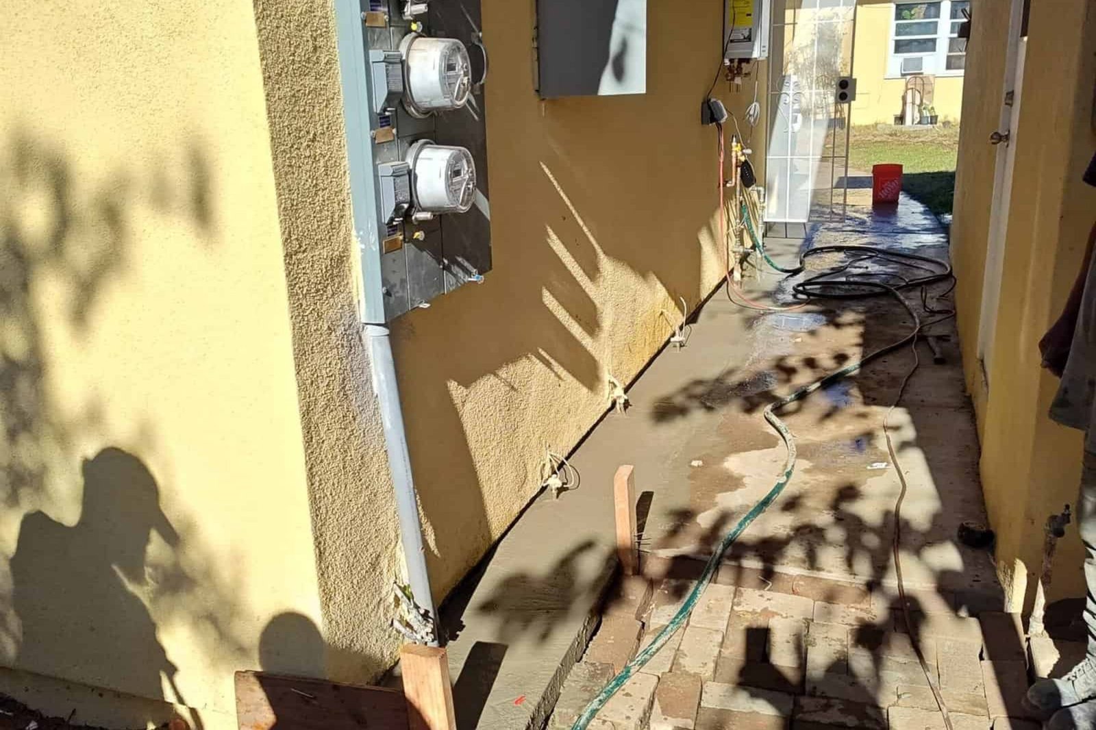 Sistema eléctrico en proceso de instalación en casa residencial, con panel de interruptores y cableado técnico.
