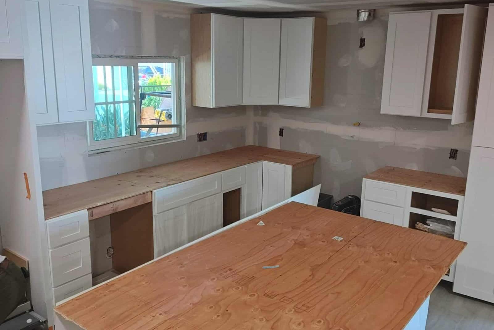 Reforma de cocina con mobiliario de construcción personalizada y acabados de alta calidad, realizando proyectos de construcción y renovación con experiencia y profesionalismo.